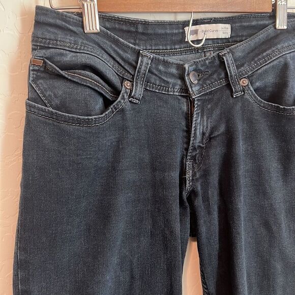 Levi bold curve low rise skinny raw cut hem Bermuda short 11M - Picture 3 of 11